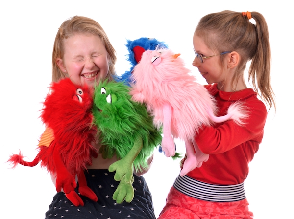 Mädchen spielen mit den Monster to go Handpuppen von Living Puppets